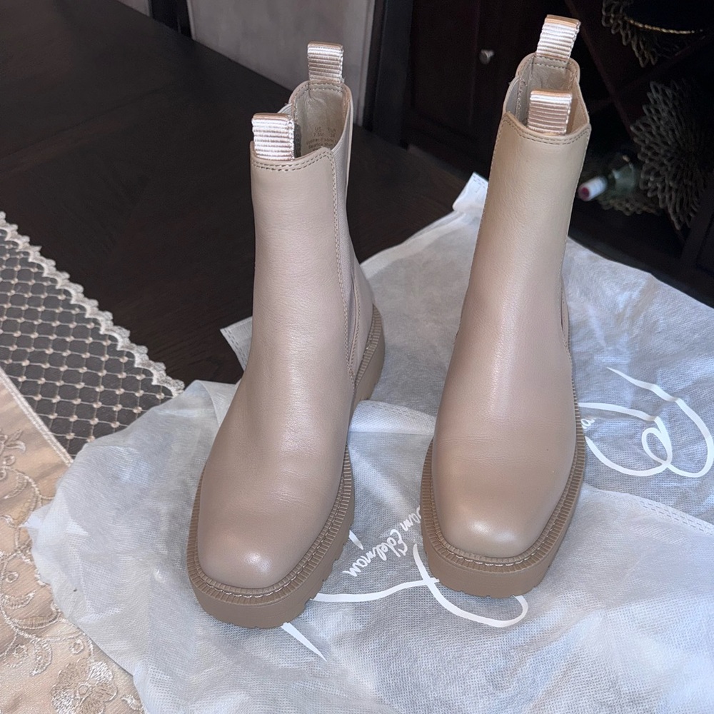 Sam Edelman Laguna chelsea woman’s boots size 7.5 in Cedarwood color. New.